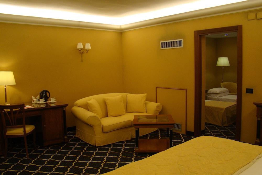 Hotel Ramada By Wyndham Napoli Esterno foto