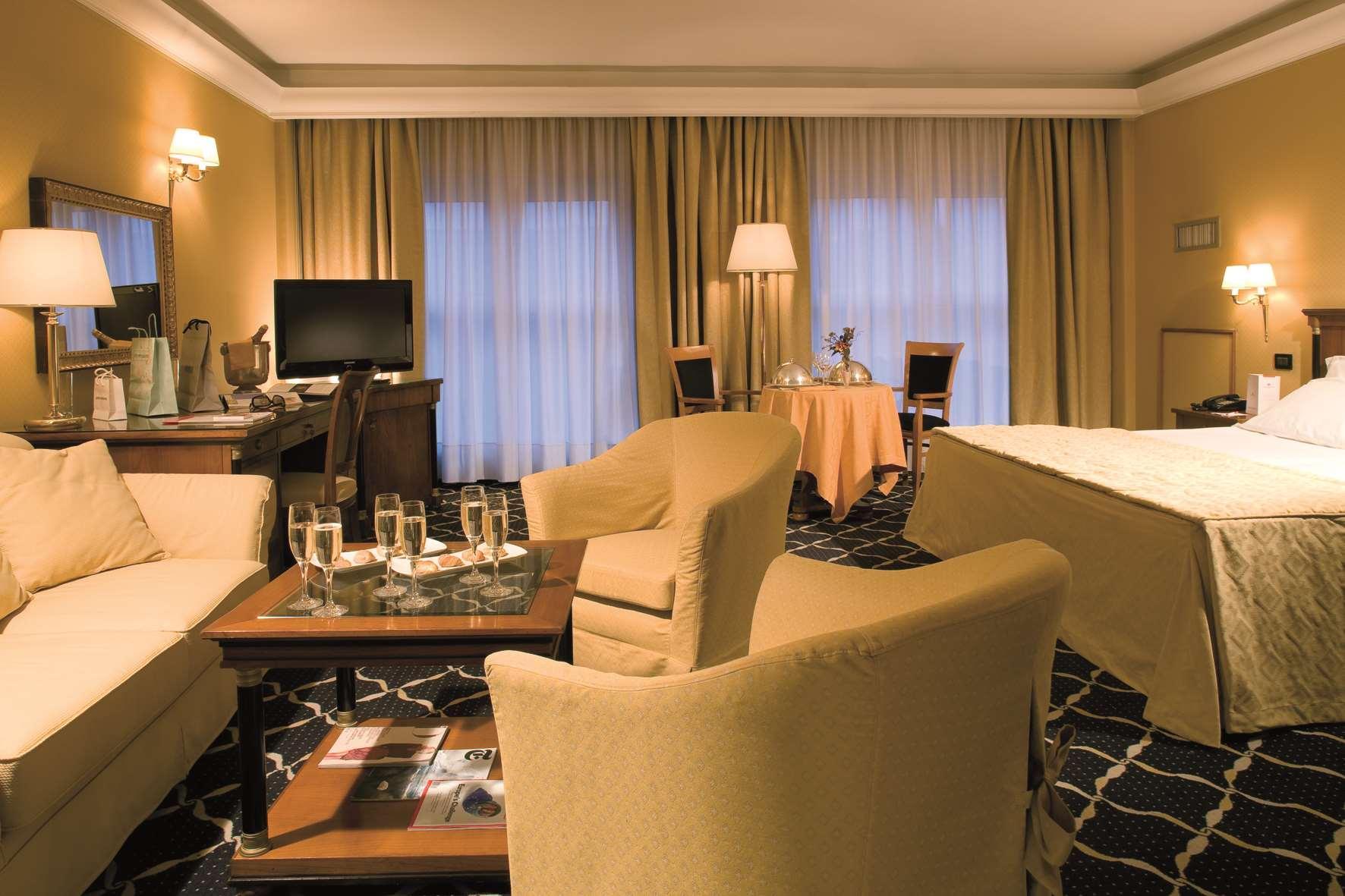 Hotel Ramada By Wyndham Napoli Esterno foto