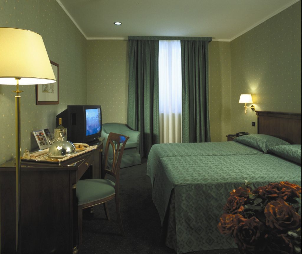 Hotel Ramada By Wyndham Napoli Esterno foto