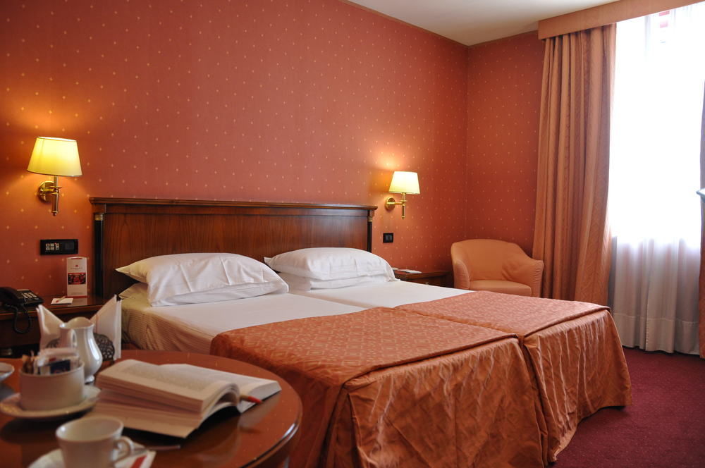 Hotel Ramada By Wyndham Napoli Esterno foto