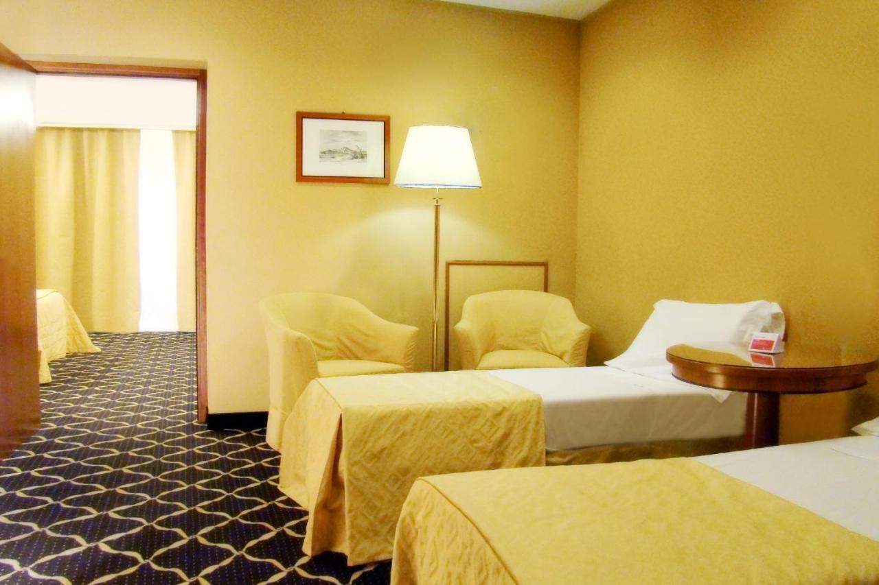 Hotel Ramada By Wyndham Napoli Esterno foto