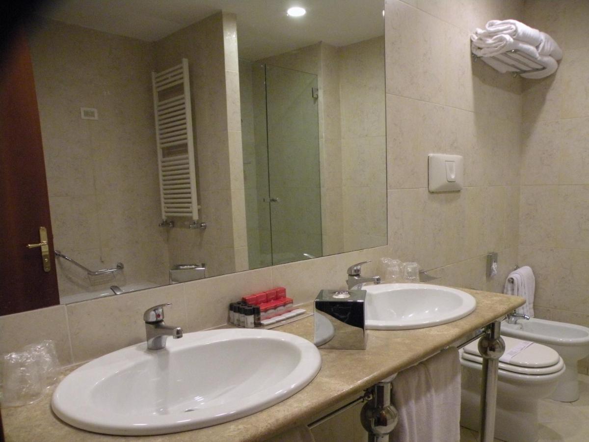Hotel Ramada By Wyndham Napoli Esterno foto